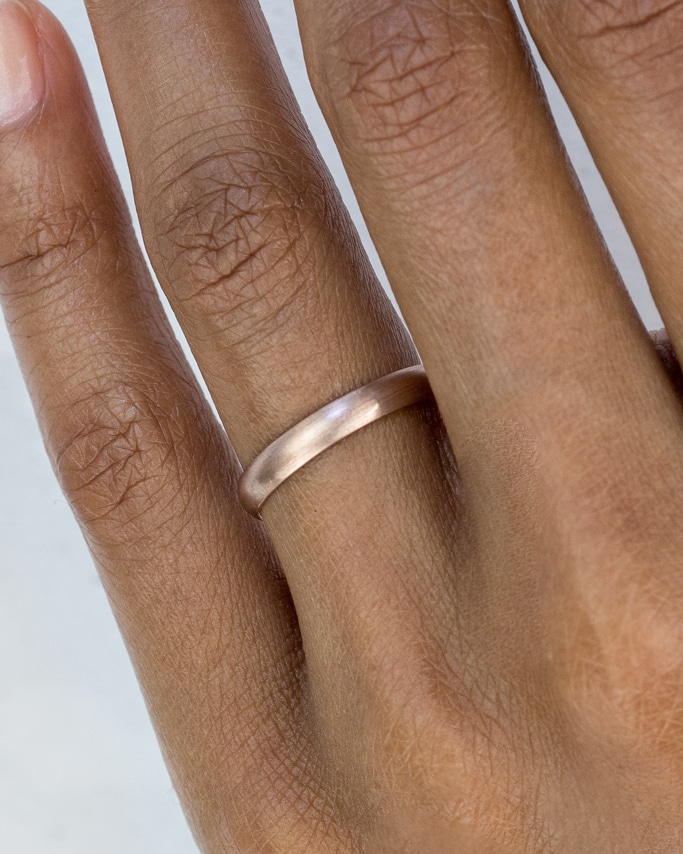 Milla Round Narrow Band 3mm on figure