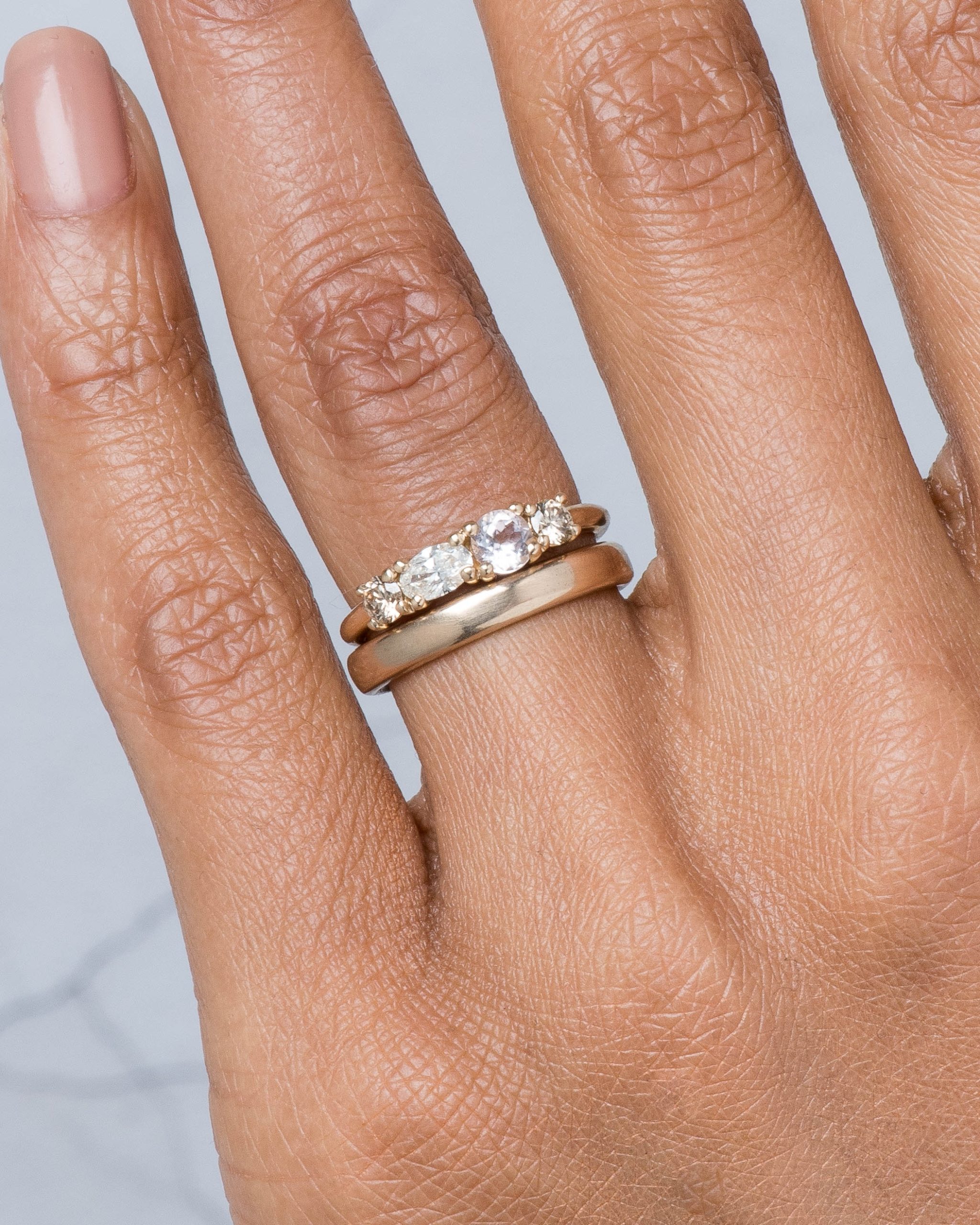 dsc1038_linear_diamond_with_morganite_ring___milla_shoulder_narrow_band_3mm_web_2.jpg