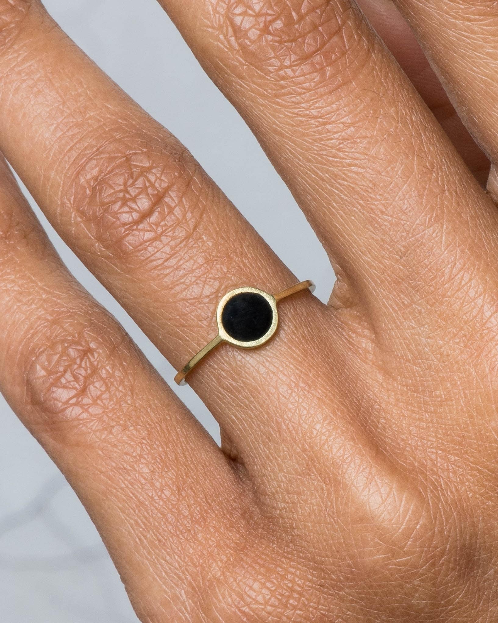 dsc8697_senna_round_ring_with_black_enamel_web_2_2.jpg
