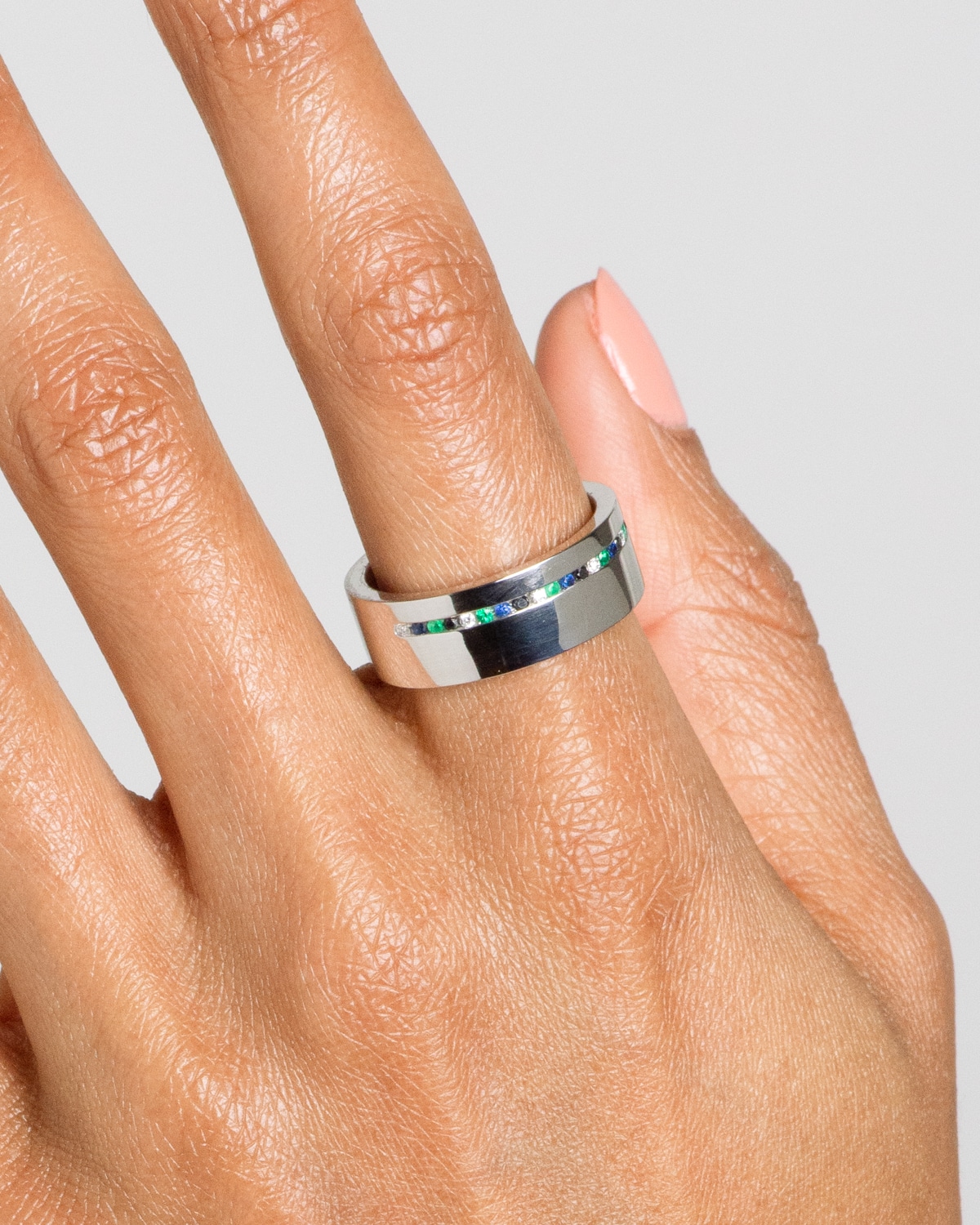 CUST_8mm_Emerald_and_Sapp…l_Band_DelMonico_PLAT_WEB2