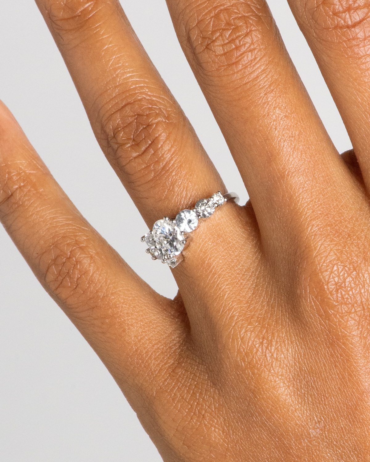 CUST_Monochrome_Cluster_Ring_Laszewski_PLAT_WEB2 (1)