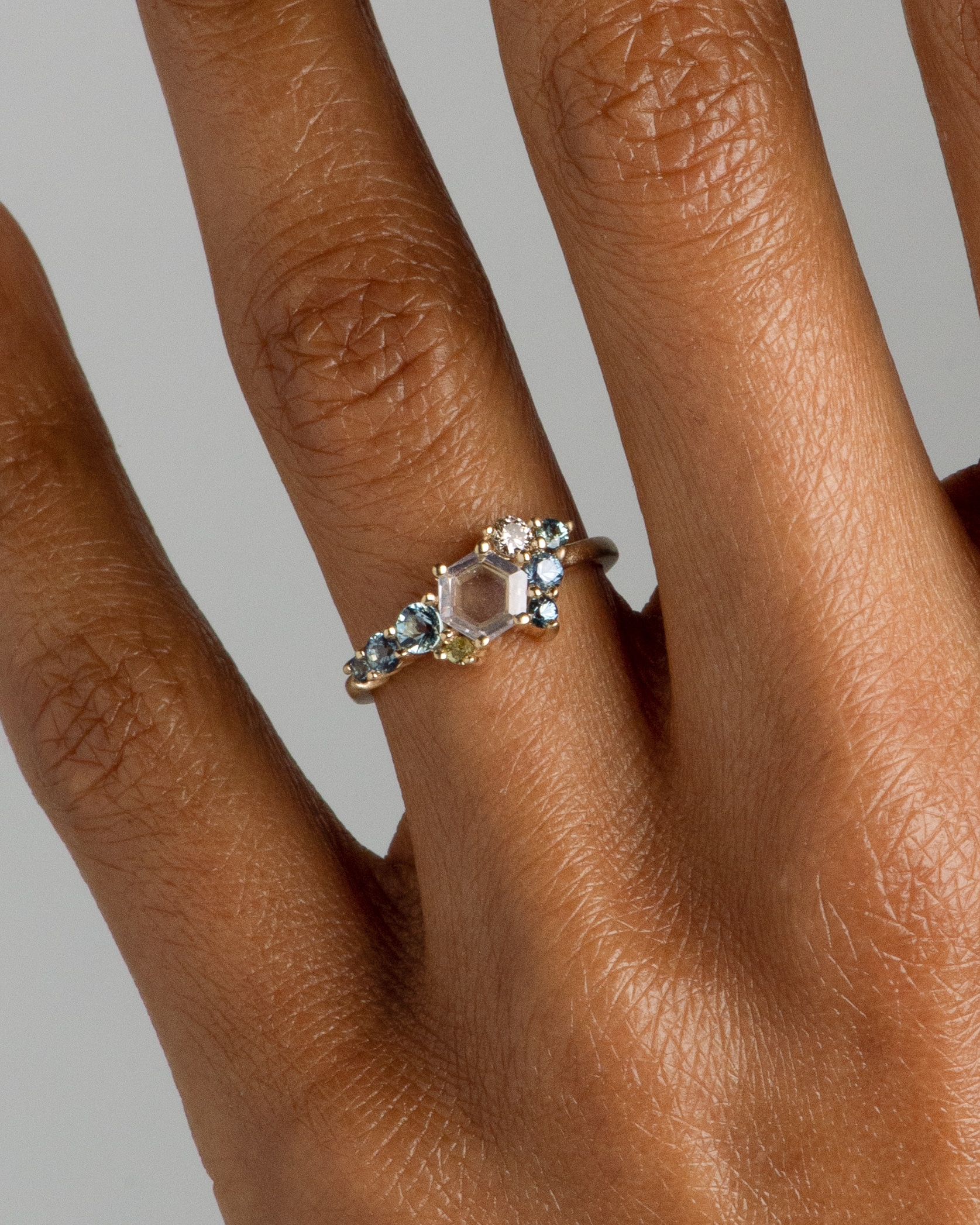 CUST_Radial_Hex_Sapphire_Cluster_with_Peridot_Ring_Tang_14Y_WEB2 (1)