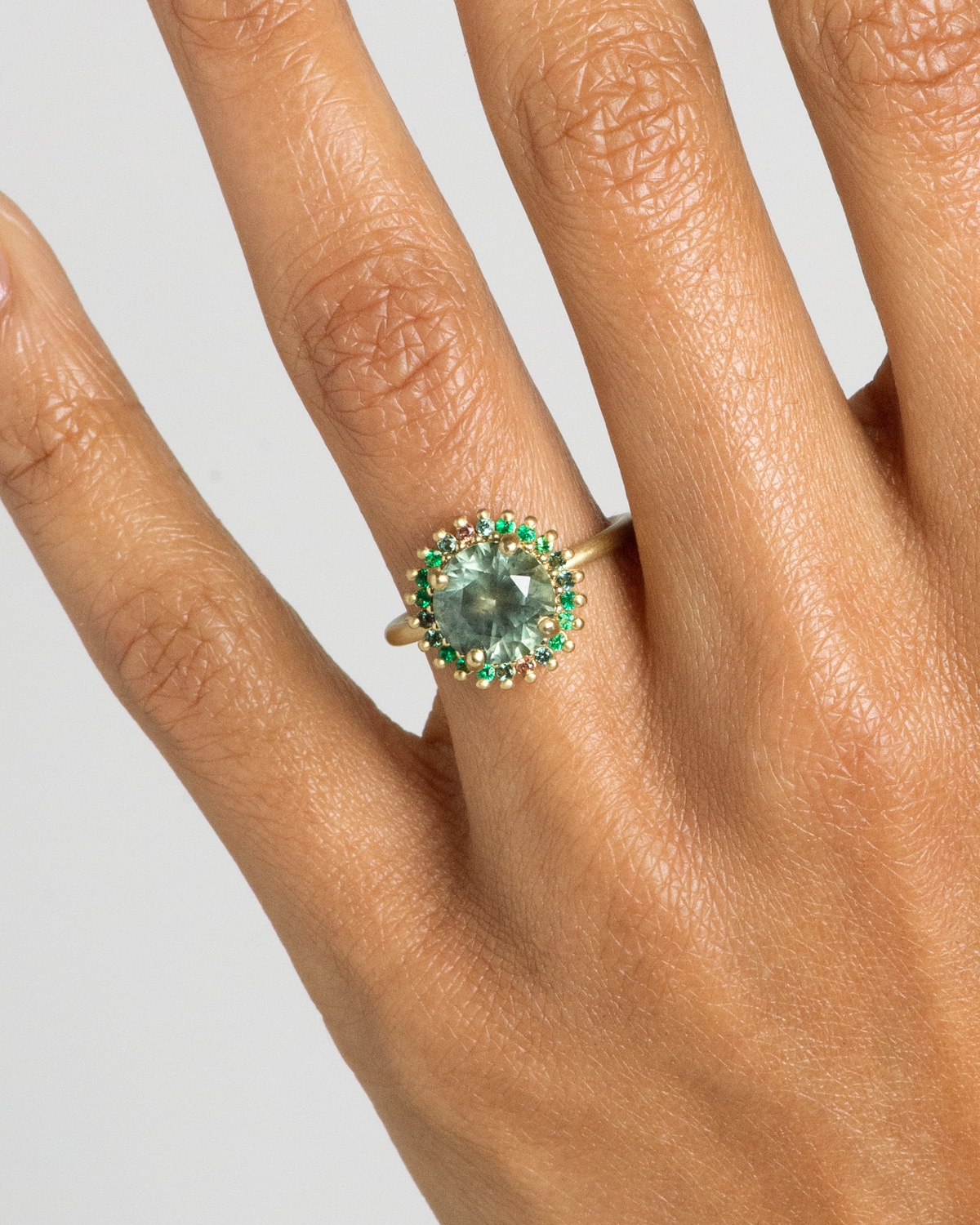 CUST_Stellium_Halo_Ring_Zerbe_18Y_WEB2 (1)