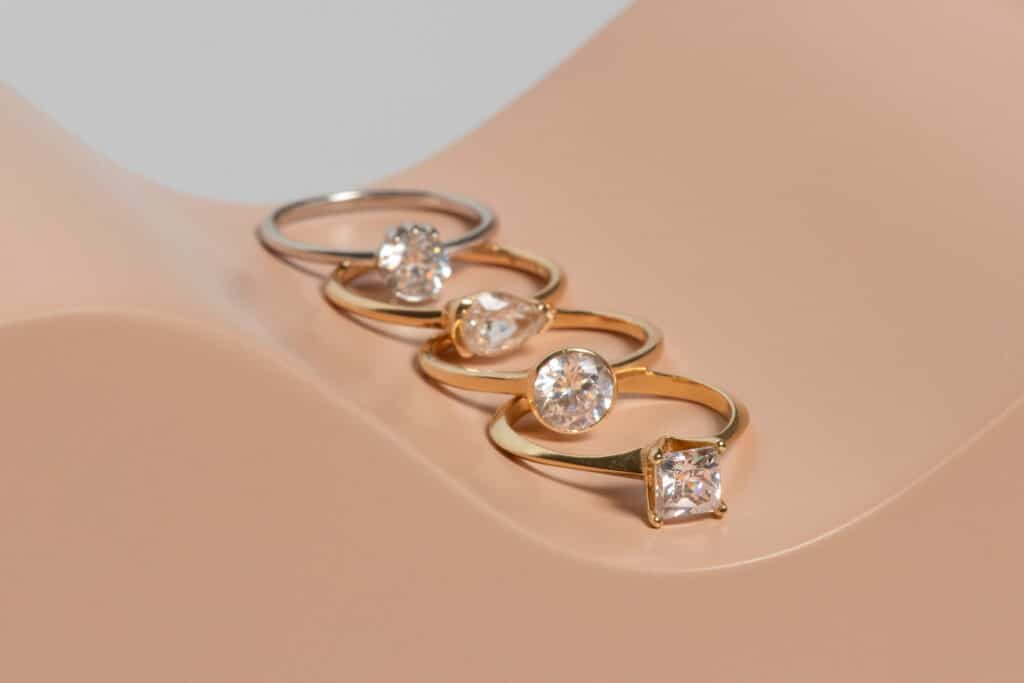Several single-diamond rings in a line.